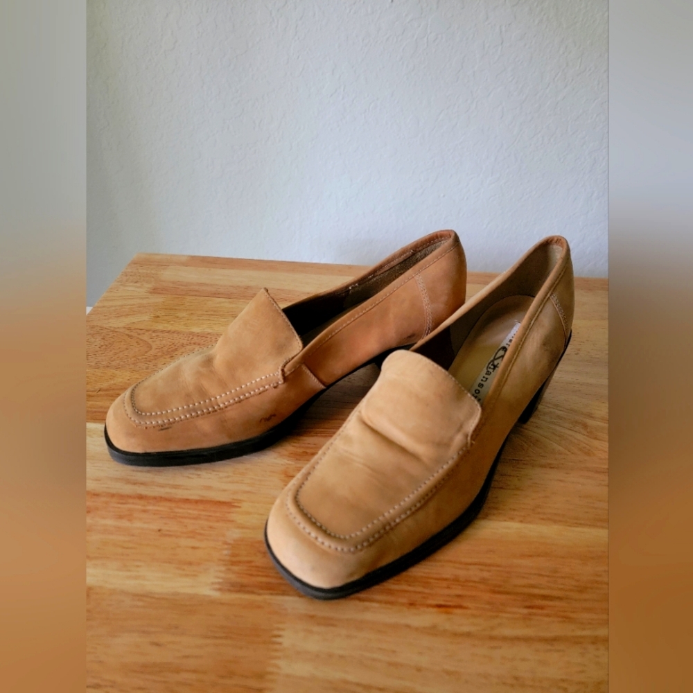 Hillard & Hansen Tan Suede Block Heeled Loafer